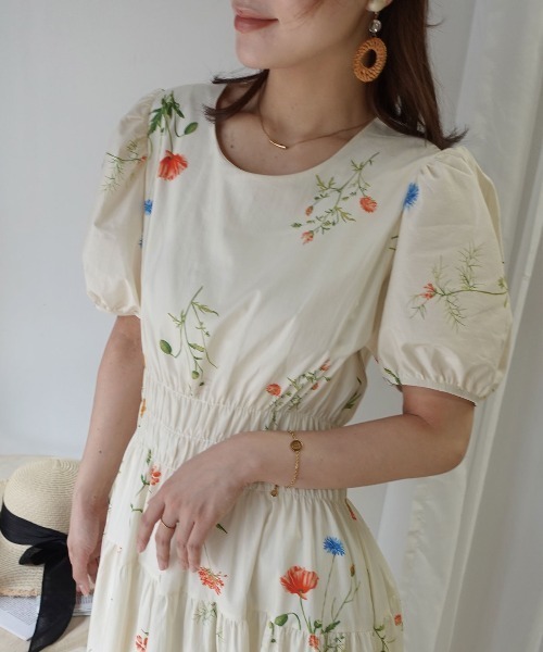 CORNERS(コーナーズ)の「フラワープリントギャザーパフスリーブワンピース(ワンピース・レディース・アイボリー/ブラック・M)」の14枚目の写真