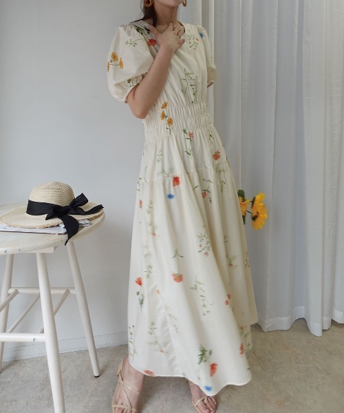 CORNERS(コーナーズ)の「フラワープリントギャザーパフスリーブワンピース(ワンピース・レディース・アイボリー/ブラック・M)」の8枚目の写真