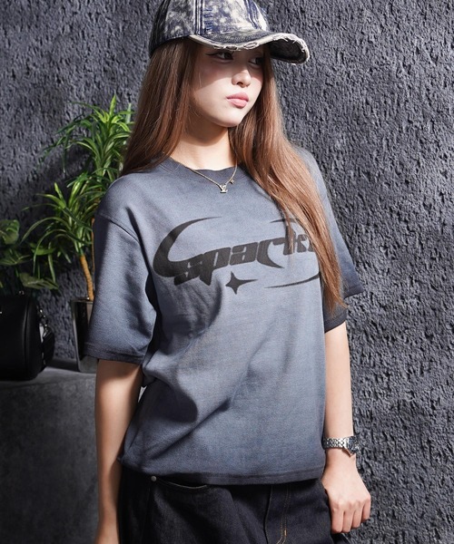 1111clothing(ワンフォークロージング)の「スプレー加工 テレコTシャツ / Spray-Printed Ribbed T-Shirt(Tシャツ/カットソー・メンズ・チャコールグレー/ホワイト/ピンク・L/M)」の3枚目の写真