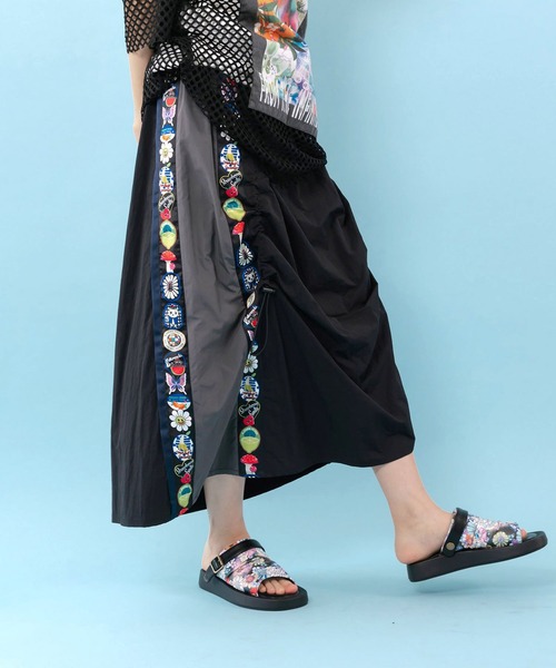 ScoLar(スカラー)の「ScoLar(スカラー) ポップロゴテープ入り 撥水加工スカート(スカート・レディース・ネイビー/ブラック・MEDIUM)」の1枚目の写真