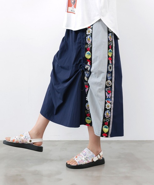 ScoLar(スカラー)の「ScoLar(スカラー) ポップロゴテープ入り 撥水加工スカート(スカート・レディース・ネイビー/ブラック・MEDIUM)」の3枚目の写真