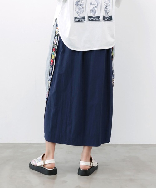 ScoLar(スカラー)の「ScoLar(スカラー) ポップロゴテープ入り 撥水加工スカート(スカート・レディース・ネイビー/ブラック・MEDIUM)」の4枚目の写真