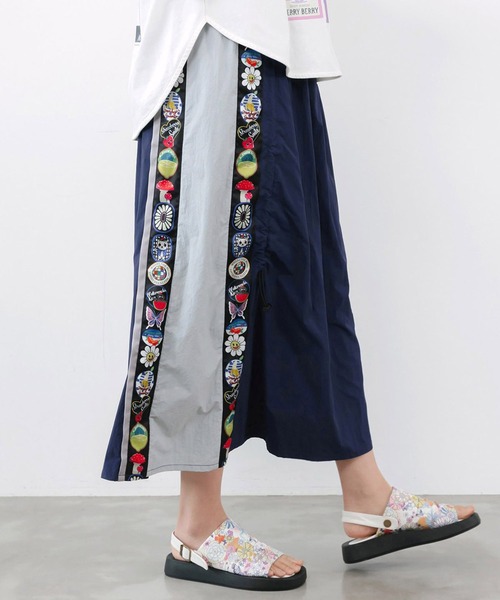 ScoLar(スカラー)の「ScoLar(スカラー) ポップロゴテープ入り 撥水加工スカート(スカート・レディース・ネイビー/ブラック・MEDIUM)」の7枚目の写真