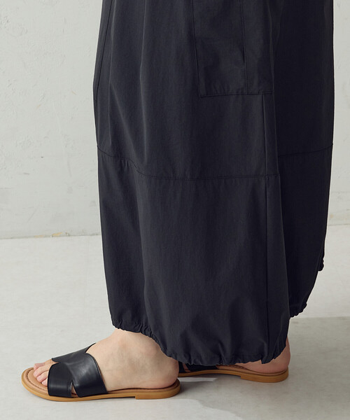 COMME CA ISM（コムサイズム）の「ナイロンストレッチ バルーンカーゴスカート（スカート・レディース・ベージュ/チャコール・LARGE/MEDIUM）」の7枚目の写真