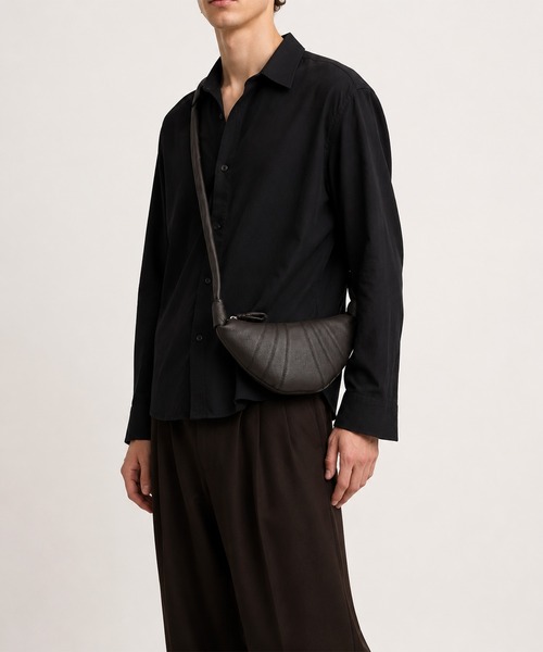 LEMAIRE(ルメール)の「SMALL CROISSANT BAG(ショルダーバッグ・メンズ・ブラウン・ONE SIZE)」の2枚目の写真