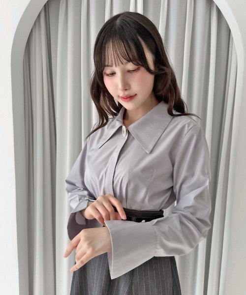 an another angelus(アンアナザーアンジェラス)の「カメオブローチ付きロングカラーシャツ/fint フィント(シャツ/ブラウス・レディース・オフホワイト/ラベンダー・FREE)」の2枚目の写真