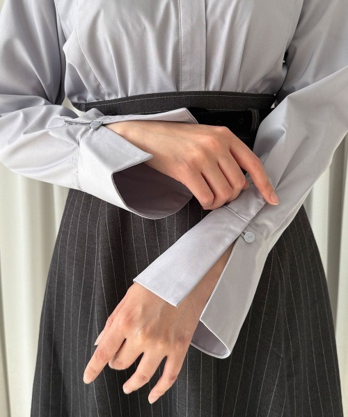an another angelus(アンアナザーアンジェラス)の「カメオブローチ付きロングカラーシャツ/fint フィント(シャツ/ブラウス・レディース・オフホワイト/ラベンダー・FREE)」の5枚目の写真