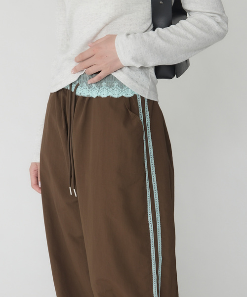 Unblend(アンブレンド)の「【Unblend】2WAY 配色レース ドローコード ラインナイロントラックパンツ(その他パンツ・レディース・チャコール/ブラウン/ネイビー・L/M)」の2枚目の写真