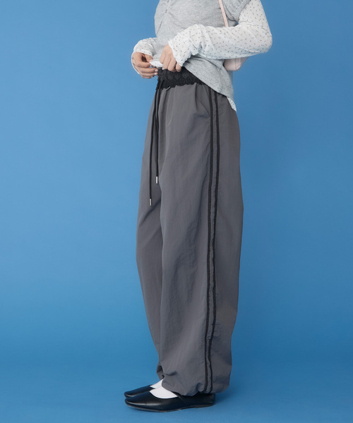 Unblend(アンブレンド)の「【Unblend】2WAY 配色レース ドローコード ラインナイロントラックパンツ(その他パンツ・レディース・チャコール/ブラウン/ネイビー・L/M)」の1枚目の写真
