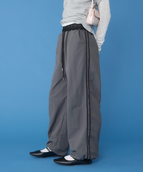 Unblend(アンブレンド)の「【Unblend】2WAY 配色レース ドローコード ラインナイロントラックパンツ(その他パンツ・レディース・チャコール/ブラウン/ネイビー・L/M)」の21枚目の写真