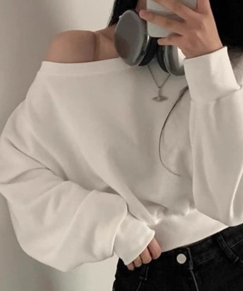 ampm(エーエムピーエム)の「スウェット オフショルダートップス ワンショルダークロップド丈 トレーナー(Tシャツ/カットソー・レディース・ホワイト/ブラック/グレー・FREE)」の2枚目の写真