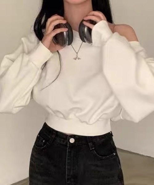 ampm(エーエムピーエム)の「スウェット オフショルダートップス ワンショルダークロップド丈 トレーナー(Tシャツ/カットソー・レディース・ホワイト/ブラック/グレー・FREE)」の4枚目の写真