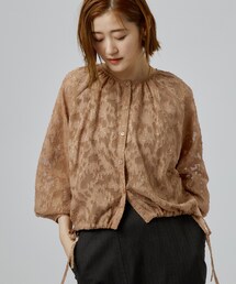 上品に華やぐ シアージャカードブラウス