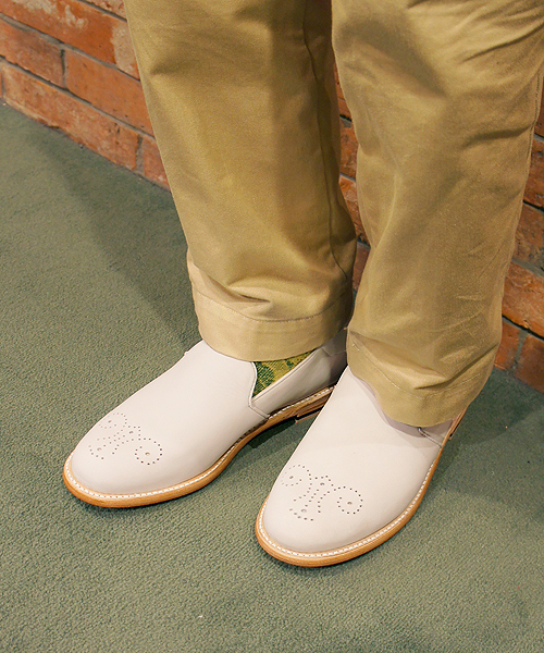 CIAOPANIC（チャオパニック）の「【CAMINAND】　BrogueingSlipOn（ドレスシューズ・メンズ・ブラック/ベージュ/ホワイト・8/9）」の2枚目の写真