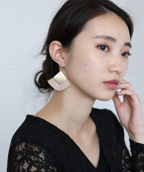 Bou Jeloud（ブージュルード）の「【WEB限定】カラーフリンジピアス（ピアス（両耳用）・レディース・ベージュ/レッド/ブルー・FREE）」の2枚目の写真