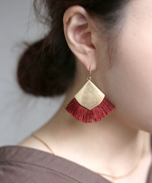 Bou Jeloud（ブージュルード）の「【WEB限定】カラーフリンジピアス（ピアス（両耳用）・レディース・ベージュ/レッド/ブルー・FREE）」の3枚目の写真