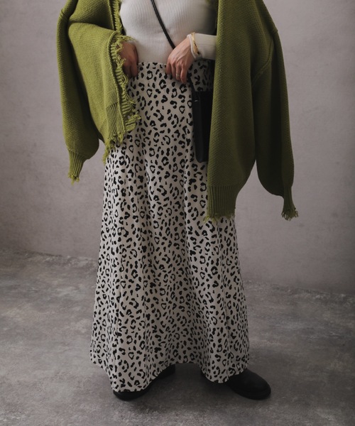 ap retro(アプレトロ)の「アソートプリントフレアロングスカート【ZOZO限定アイテム】(スカート・レディース・ブラック/ベージュ/オフホワイト/ホワイト系その他/ブラック系その他/ブラック系その他2/ホワイト系その他2・FREE)」の2枚目の写真