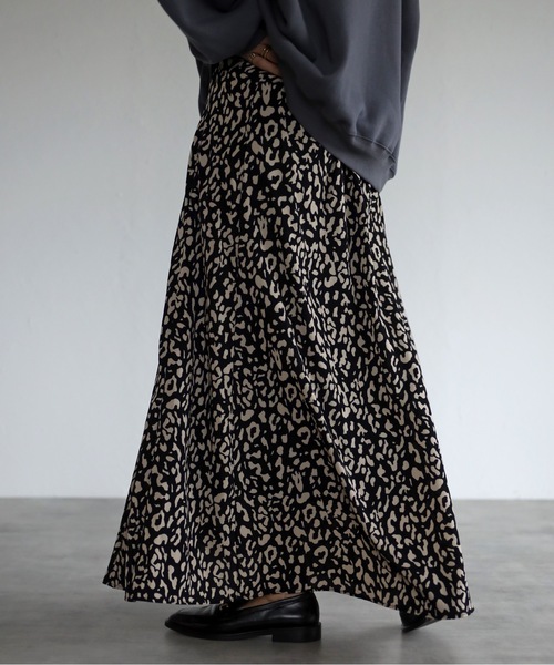 ap retro(アプレトロ)の「アソートプリントフレアロングスカート【ZOZO限定アイテム】(スカート・レディース・ブラック/ベージュ/オフホワイト/ホワイト系その他/ブラック系その他/ブラック系その他2/ホワイト系その他2・FREE)」の22枚目の写真