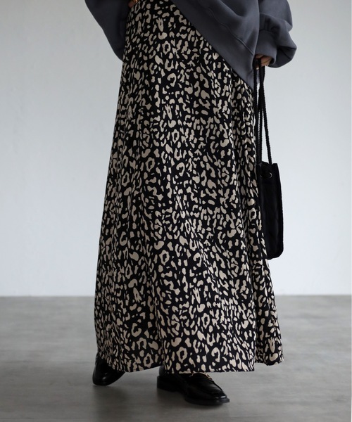 ap retro(アプレトロ)の「アソートプリントフレアロングスカート【ZOZO限定アイテム】(スカート・レディース・ブラック/ベージュ/オフホワイト/ホワイト系その他/ブラック系その他/ブラック系その他2/ホワイト系その他2・FREE)」の19枚目の写真