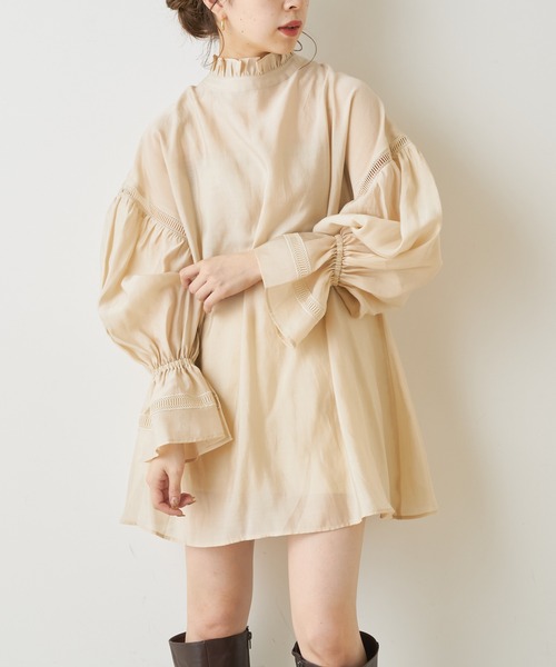 Chico（チコ）の「スタンドフリルレース切替チュニック（シャツ/ブラウス・レディース・ブラック/アイボリー/ライトベージュ・FREE）」の3枚目の写真