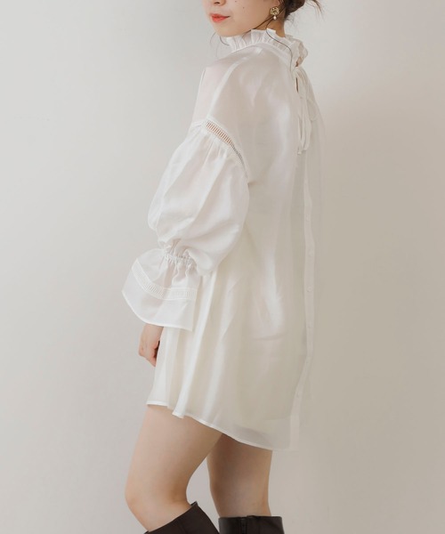 Chico（チコ）の「スタンドフリルレース切替チュニック（シャツ/ブラウス・レディース・ブラック/アイボリー/ライトベージュ・FREE）」の20枚目の写真