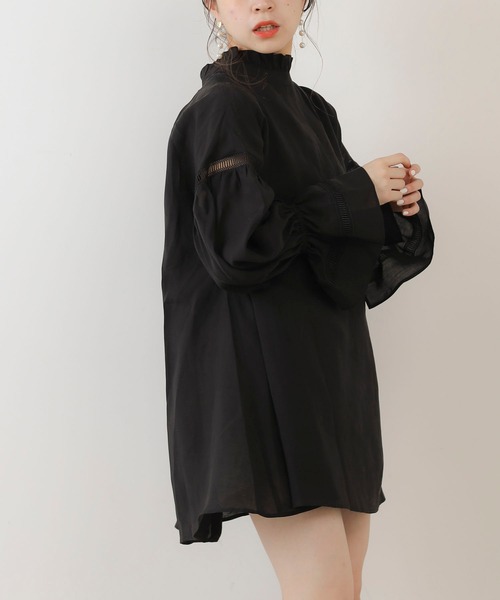 Chico（チコ）の「スタンドフリルレース切替チュニック（シャツ/ブラウス・レディース・ブラック/アイボリー/ライトベージュ・FREE）」の4枚目の写真