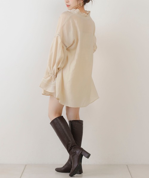 Chico（チコ）の「スタンドフリルレース切替チュニック（シャツ/ブラウス・レディース・ブラック/アイボリー/ライトベージュ・FREE）」の11枚目の写真