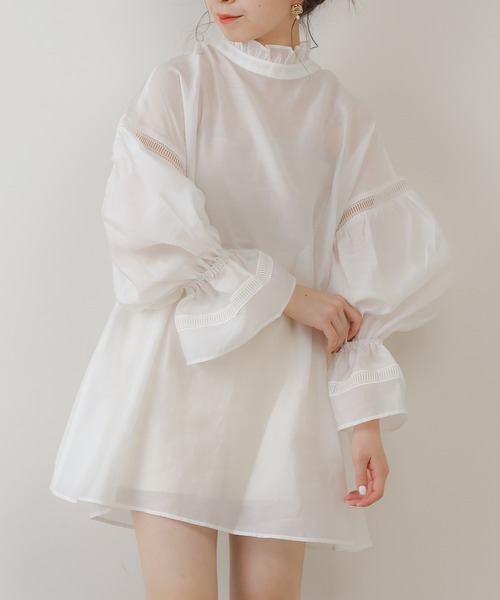 Chico（チコ）の「スタンドフリルレース切替チュニック（シャツ/ブラウス・レディース・ブラック/アイボリー/ライトベージュ・FREE）」の5枚目の写真