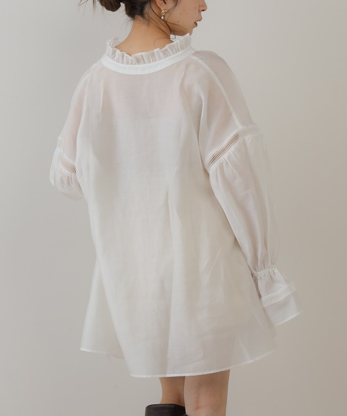 Chico（チコ）の「スタンドフリルレース切替チュニック（シャツ/ブラウス・レディース・ブラック/アイボリー/ライトベージュ・FREE）」の6枚目の写真