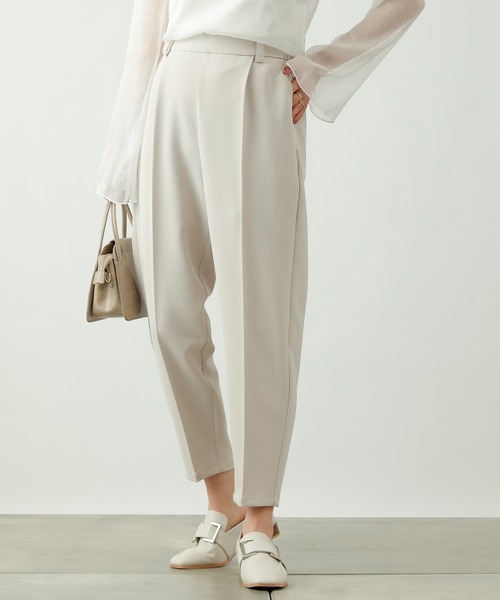 COLONY 2139（コロニートゥーワンスリーナイン）の「ダブルクロスセンタープレステーパードパンツ(セットアップ可)（スラックス・レディース・ブラック/ベージュ/イエロー・SMALL/MEDIUM/LARGE）」の2枚目の写真