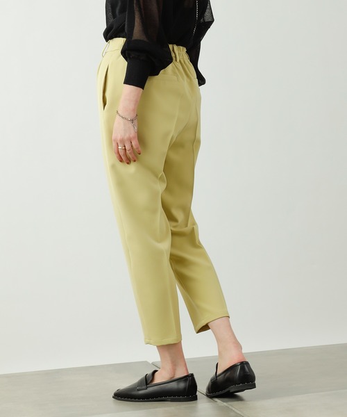 COLONY 2139（コロニートゥーワンスリーナイン）の「ダブルクロスセンタープレステーパードパンツ(セットアップ可)（スラックス・レディース・ブラック/ベージュ/イエロー・SMALL/MEDIUM/LARGE）」の6枚目の写真