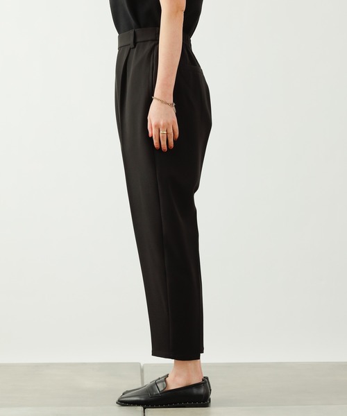 COLONY 2139（コロニートゥーワンスリーナイン）の「ダブルクロスセンタープレステーパードパンツ(セットアップ可)（スラックス・レディース・ブラック/ベージュ/イエロー・SMALL/MEDIUM/LARGE）」の16枚目の写真