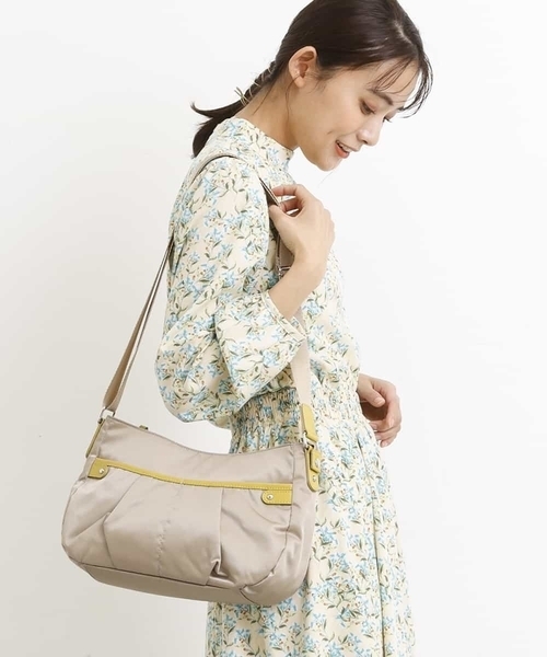 MK MICHEL KLEIN（エムケーミッシェルクラン）の「【撥水】タックデザインショルダー（ショルダーバッグ・レディース・モカ/カーキ/グレー/キナリ/ベージュ・00）」の4枚目の写真