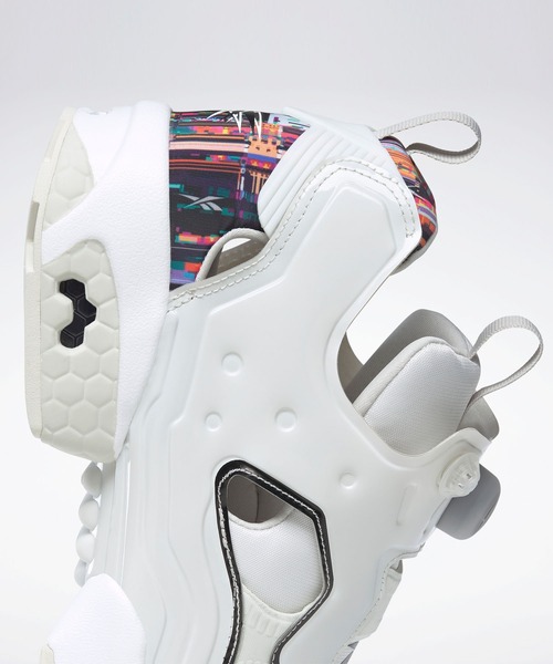 Reebok(リーボック)の「インスタポンプ フューリー OG / Instapump Fury OG(スニーカー・メンズ・ホワイト×ブラック/ホワイト系その他・24.0cm/25.5cm/27.0cm/27.5cm/26.0cm/24.5cm/25.0cm/29.0cm/28.5cm/23.0cm/23.5cm/28.0cm/26.5cm/29.5cm)」の13枚目の写真