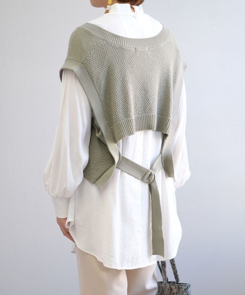 ＡＮＤＪ（アンドジェイ）の「バックベルトVネック綿混ニットベスト（ベスト・レディース・ブラウン/ブラック/ライトベージュ/カーキ・M）」の4枚目の写真