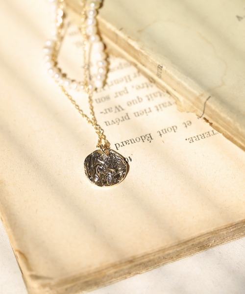 Bab（バブ）の「【WEB限定】コインモチーフパールネックレス（ネックレス・レディース・ゴールド/シルバー・ONESIZE）」の5枚目の写真