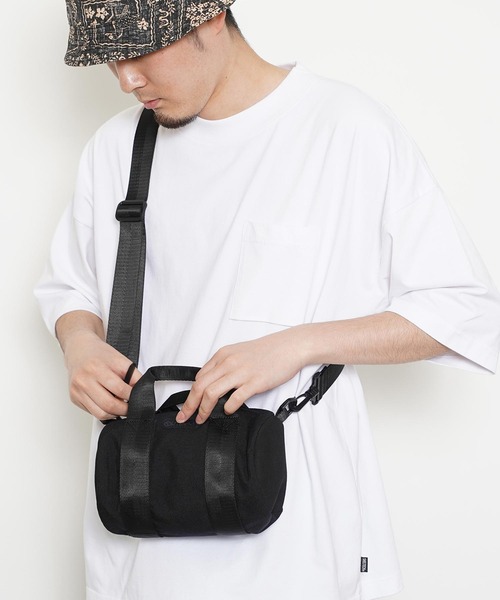 OUTDOOR PRODUCTS(アウトドアプロダクツ)の「OUTDOOR PRODUCTS MINI ROLL BOSTN BAG(ショルダーバッグ・メンズ・ブラック・ONE SIZE)」の2枚目の写真