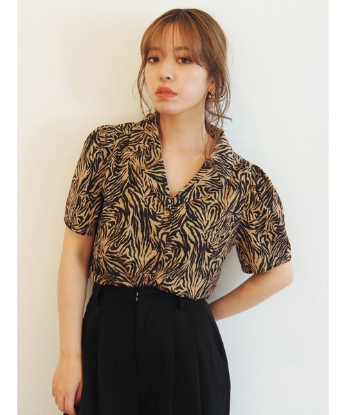 EVRIS（エヴリス）の「パワーショルダーオープンカラーシャツ（シャツ/ブラウス・レディース・ホワイト/ベージュ/ブルー・FREE）」の3枚目の写真