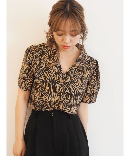 EVRIS（エヴリス）の「パワーショルダーオープンカラーシャツ（シャツ/ブラウス・レディース・ホワイト/ベージュ/ブルー・FREE）」の7枚目の写真