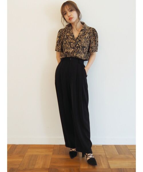 EVRIS（エヴリス）の「パワーショルダーオープンカラーシャツ（シャツ/ブラウス・レディース・ホワイト/ベージュ/ブルー・FREE）」の10枚目の写真