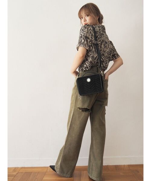 EVRIS（エヴリス）の「パワーショルダーオープンカラーシャツ（シャツ/ブラウス・レディース・ホワイト/ベージュ/ブルー・FREE）」の17枚目の写真