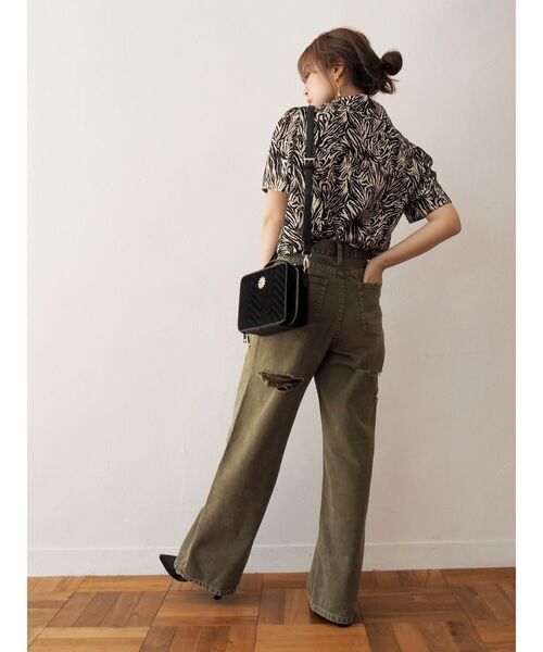 EVRIS（エヴリス）の「パワーショルダーオープンカラーシャツ（シャツ/ブラウス・レディース・ホワイト/ベージュ/ブルー・FREE）」の5枚目の写真