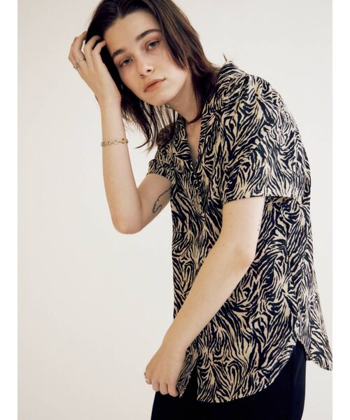 EVRIS（エヴリス）の「パワーショルダーオープンカラーシャツ（シャツ/ブラウス・レディース・ホワイト/ベージュ/ブルー・FREE）」の8枚目の写真