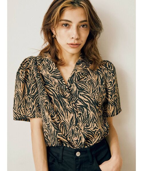 EVRIS（エヴリス）の「パワーショルダーオープンカラーシャツ（シャツ/ブラウス・レディース・ホワイト/ベージュ/ブルー・FREE）」の20枚目の写真