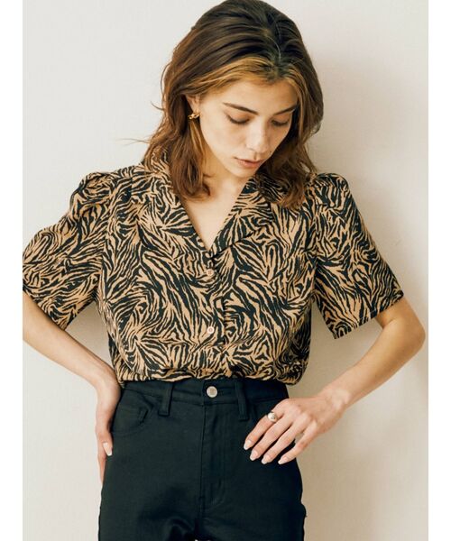 EVRIS（エヴリス）の「パワーショルダーオープンカラーシャツ（シャツ/ブラウス・レディース・ホワイト/ベージュ/ブルー・FREE）」の18枚目の写真