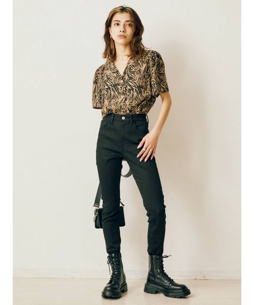 EVRIS（エヴリス）の「パワーショルダーオープンカラーシャツ（シャツ/ブラウス・レディース・ホワイト/ベージュ/ブルー・FREE）」の6枚目の写真