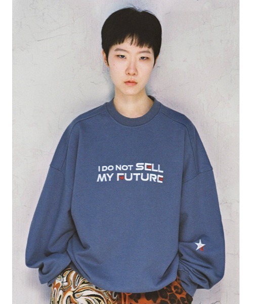 AJOBYAJO(アジョバイアジョ)の「【AJOBYAJO/アジョバイアジョ】Embroidered Slogam Sweatshirt/エンボス スローガン ロゴスウェット MTM(スウェット・メンズ・ライトグレー/グレイッシュブルー・L)」の1枚目の写真