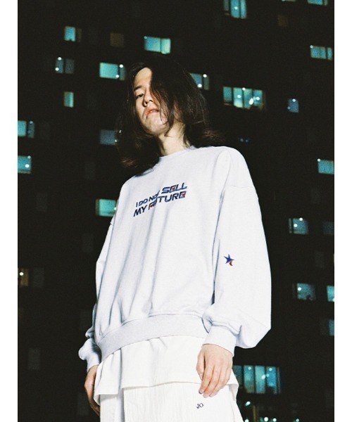 AJOBYAJO(アジョバイアジョ)の「【AJOBYAJO/アジョバイアジョ】Embroidered Slogam Sweatshirt/エンボス スローガン ロゴスウェット MTM(スウェット・メンズ・ライトグレー/グレイッシュブルー・L)」の2枚目の写真