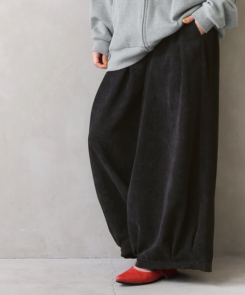 osharewalker（オシャレウォーカー）の「『タックボリュームコーデュロイパンツ』（その他パンツ・レディース・スミクロ/グレイッシュブルー/ベージュ/ライトグレー/カーキ・FREE）」の2枚目の写真