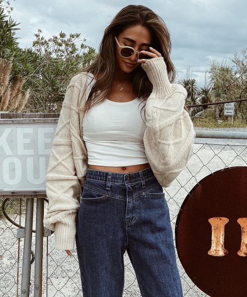 esutoreja(エストレジャ)の「バックオープンケーブルカーディガン(カーディガン/ボレロ・レディース・ベージュ/ブラウン・FREE)」の2枚目の写真